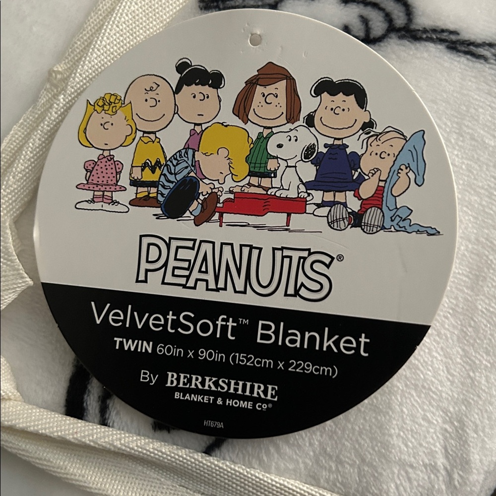 Berkshire Peanuts Halloween Blanket with Characters - Picture 2 of 3